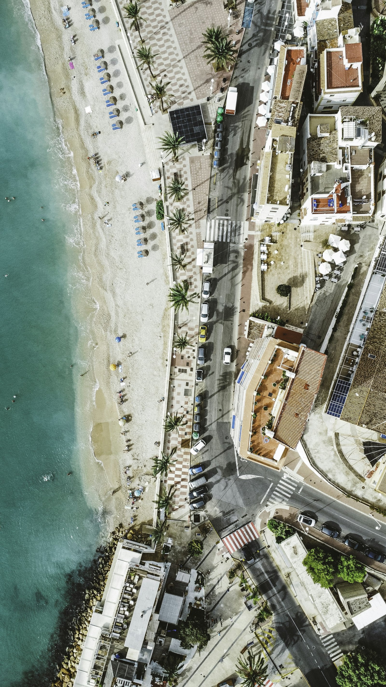 Luchtfoto van een strand en de zee bij Jávea