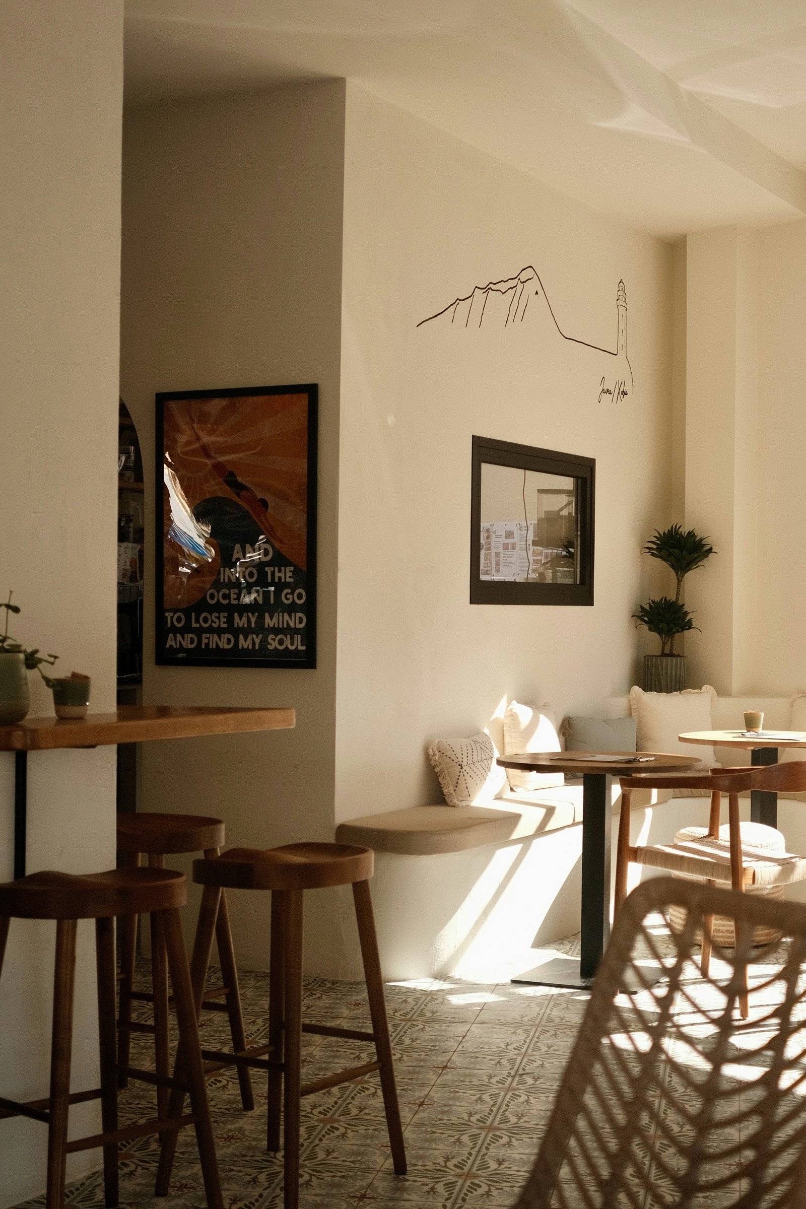 Zonlicht in een licht café-interieur in Jávea